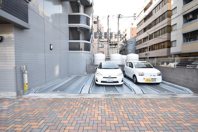 ロイヤル博多駅前の駐車場