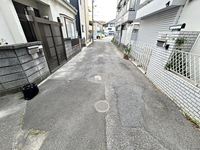 川口市芝中田2丁目　中古一戸建ての前面道路含む現地写真