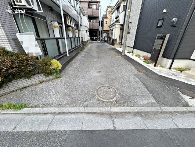 川口市芝中田2丁目　中古一戸建ての前面道路含む現地写真