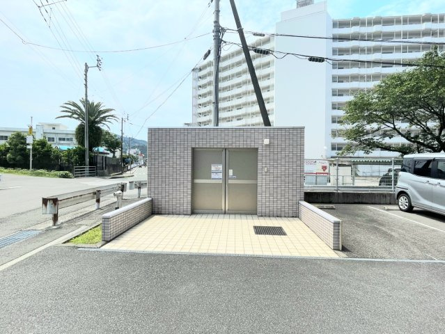 アルファスマート鏡川緑地公園のその他共用部分|マンション敷地内にはゴミ置き場も設置されています。