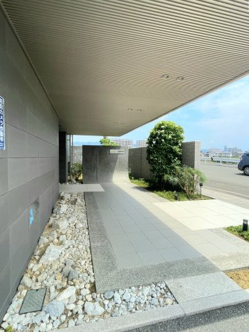 アルファスマート鏡川緑地公園の外観|エントランス入り口付近です。植栽の手入れも行き届いています。