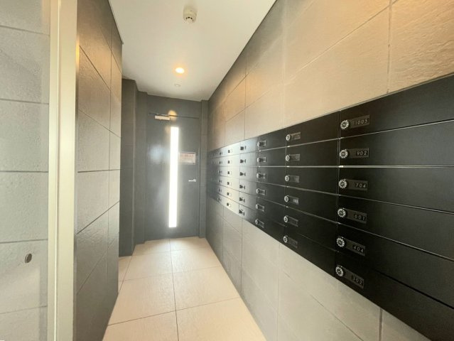 アルファスマート鏡川緑地公園のその他共用部分|郵便受けは非対面式を採用しています。