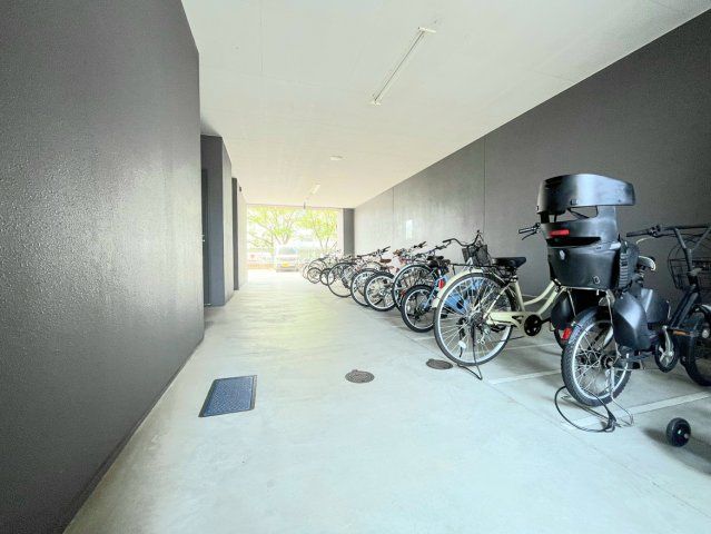 アルファスマート鏡川緑地公園のその他共用部分|屋根付きの駐輪場は雨天時も安心です。