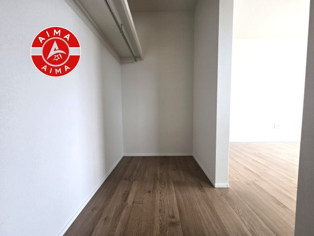 福津市津屋崎7丁目第6-3棟（2号棟）の収納|洋服や大きな荷物が多い方や人数の多いご家族などは、一般的なクローゼットよりもウォークインクローゼットのほうが使い勝手が良いです。
