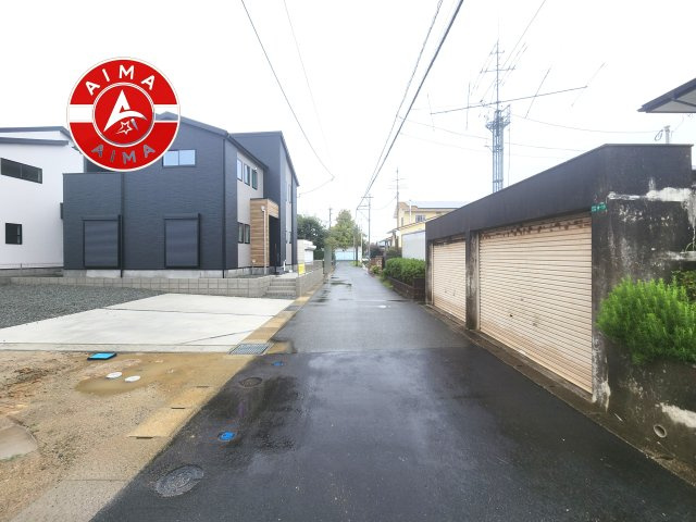 福津市津屋崎7丁目第6-3棟（2号棟）の前面道路含む現地写真|前面道路は閑静な住宅地をはしる車通りの少ない道路。お車の出し入れが苦手なママや小さなお子様にも安心ですね。しっかり舗装もされているので、ベビーカーや自転車で通っても快適に通行できます。