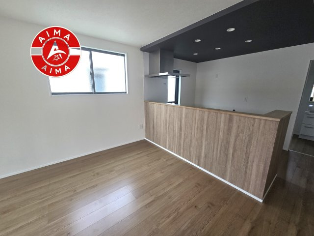福津市津屋崎7丁目第6-3棟（2号棟）のダイニング|キッチンから立ち込める香りが今日の料理を期待させます。