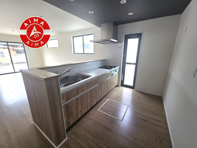 福津市津屋崎7丁目第6-3棟（2号棟）のキッチン|ダイニングテーブルへの配膳がラクラク、お料理はかどるカウンター付きシステムキッチン！