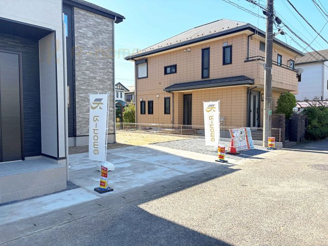 守谷市みずき野5期　新築戸建て　1号棟の駐車場|カースペースは3台完備。ゲスト用のスペースも確保できますね♪