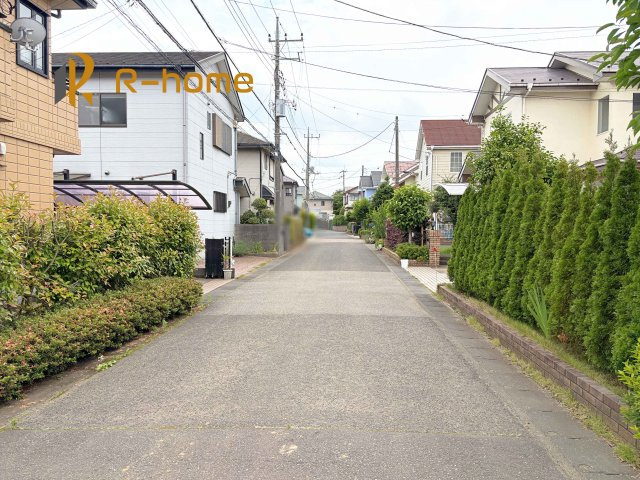 守谷市みずき野5期　新築戸建て　1号棟の前面道路含む現地写真|『今から見たい！』大歓迎です♪
お気軽にＲ－ｈomeまでお問い合わせください。