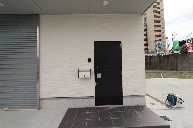大牧町3-6倉庫付事務所の玄関