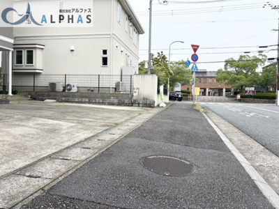 【前面道路含む現地写真】 | 三木市志染町青山五丁目　一戸建て | ■前面道路幅員約11.2ｍの為、駐車がしやすい♪