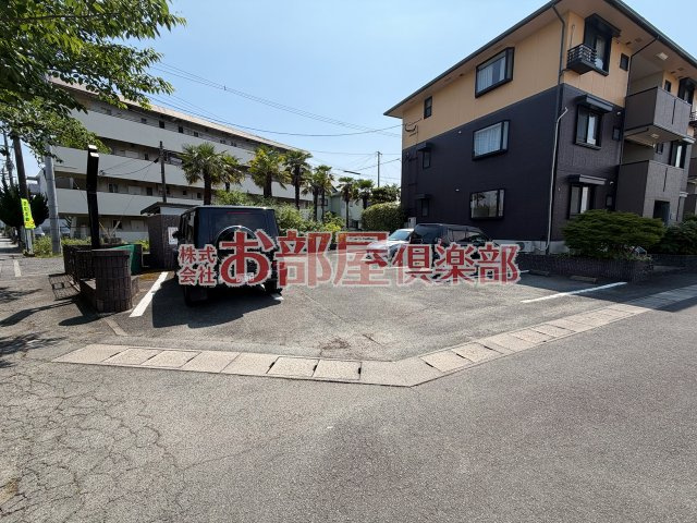 ニューライフつぶくB棟の駐車場|駐車場があるので、車を買う予定の方も安心です