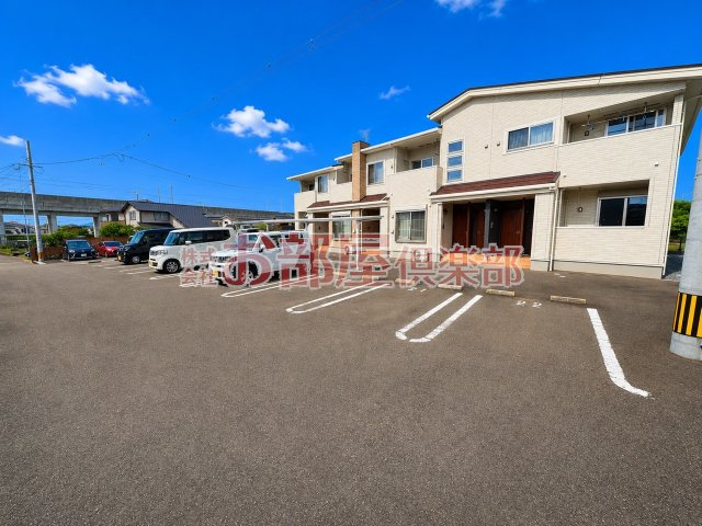 フランフランサクラB棟の駐車場|駐車場があるので、車を買う予定の方も安心です