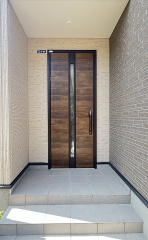 大和高田市春日町　中古戸建の玄関|落ち着いた玄関です