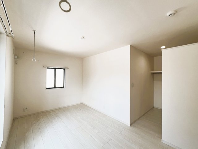 大和高田市春日町　中古戸建の寝室|開放的な寝室です
