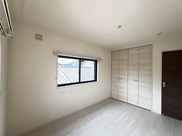 大和高田市春日町　中古戸建の洋室|ゆったりした洋室です　収納付き