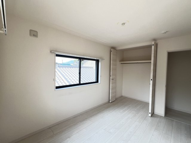 大和高田市春日町　中古戸建の洋室|ゆったりした洋室です　収納付き