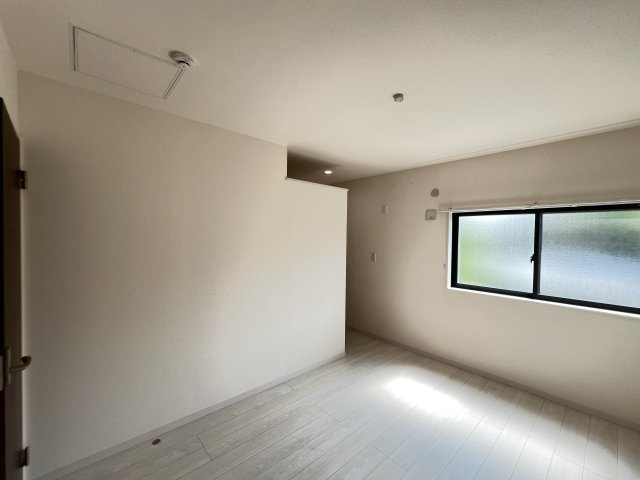 大和高田市春日町　中古戸建の洋室|明るい洋室です