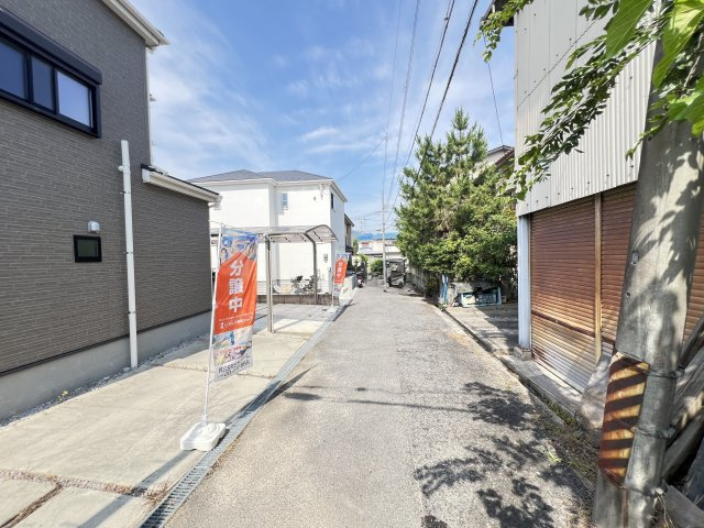 大和高田市春日町　中古戸建の前面道路含む現地写真