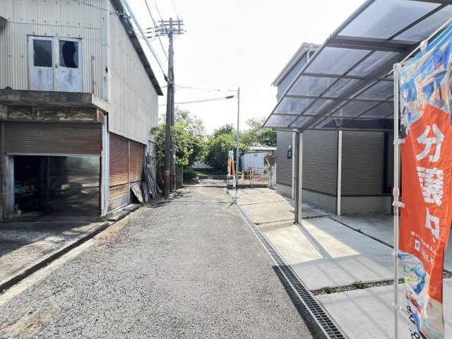 大和高田市春日町　中古戸建の前面道路含む現地写真