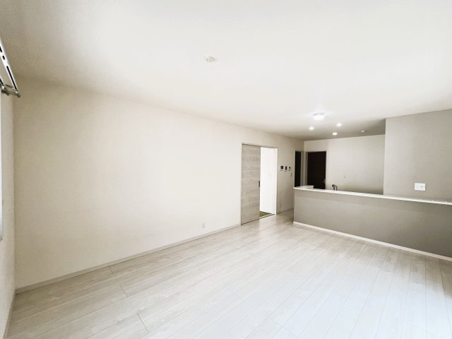 大和高田市春日町　中古戸建の居間・リビング|家族団らん　ゆったり過ごせるリビングです