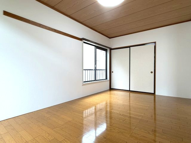 カーサみよしＡの洋室|洋室7.5帖（奥）