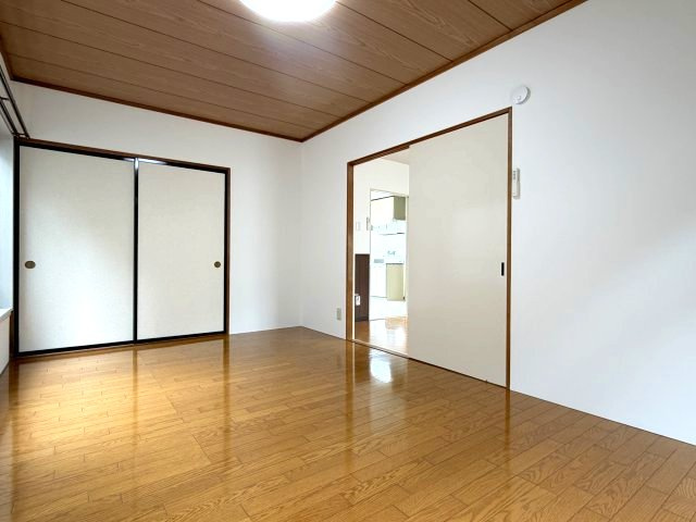 カーサみよしＡの洋室|洋室7.5帖（奥）