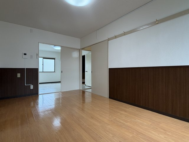 カーサみよしＡの居間・リビング|洋室7.5帖（玄関側）