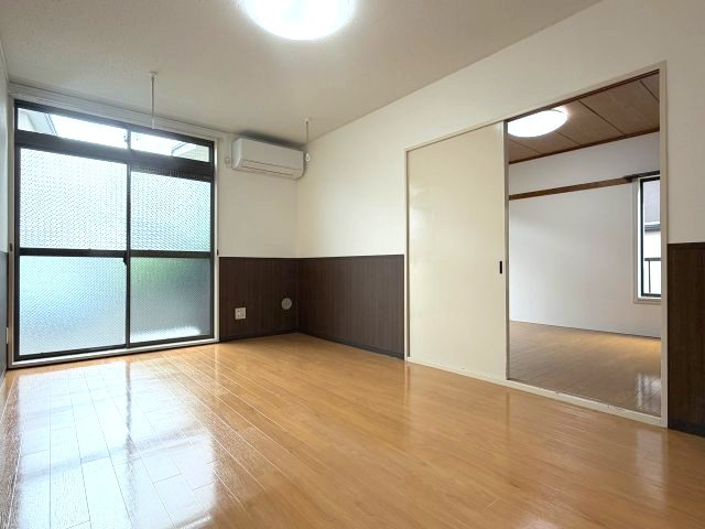 カーサみよしＡの居間・リビング|洋室7.5帖（玄関側）