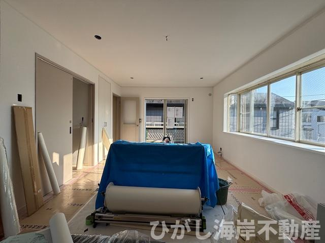 茅ヶ崎市松浪2丁目　中古戸建の居間・リビング|新規リフォーム工事中　19.5帖　LDK
