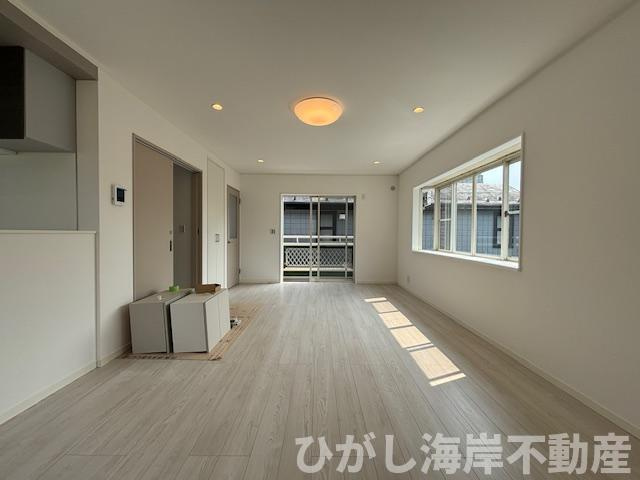 茅ヶ崎市松浪2丁目　中古戸建の居間・リビング|新規リフォーム完了　19.5帖　LDK