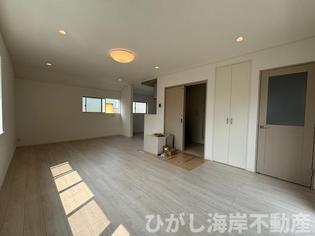 茅ヶ崎市松浪2丁目　中古戸建の居間・リビング|新規リフォーム完了　19.5帖　LDK