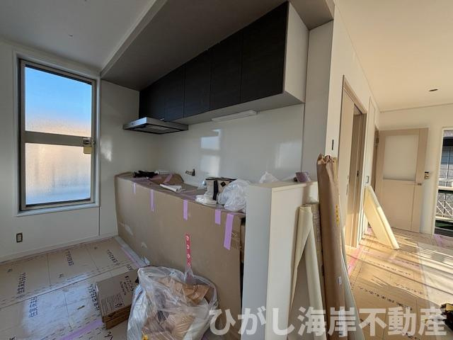 茅ヶ崎市松浪2丁目　中古戸建の居間・リビング|新規リフォーム工事中　19.5帖　LDK