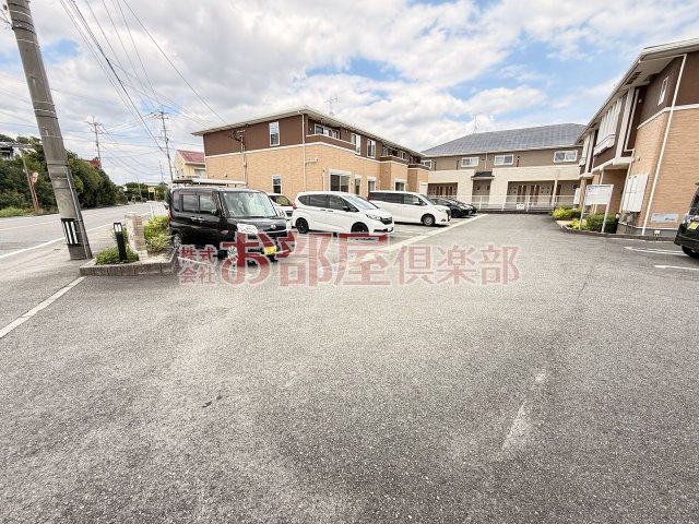 アレーズ　Ｃの駐車場|車をお持ちの方に嬉しい駐車場付きの物件です