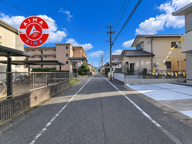 春日市白水ヶ丘5丁目第1-1棟（1号棟）の前面道路含む現地写真|前面道路は閑静な住宅地をはしる車通りの少ない道路。お車の出し入れが苦手なママや小さなお子様にも安心ですね。しっかり舗装もされているので、ベビーカーや自転車で通っても快適に通行できます。