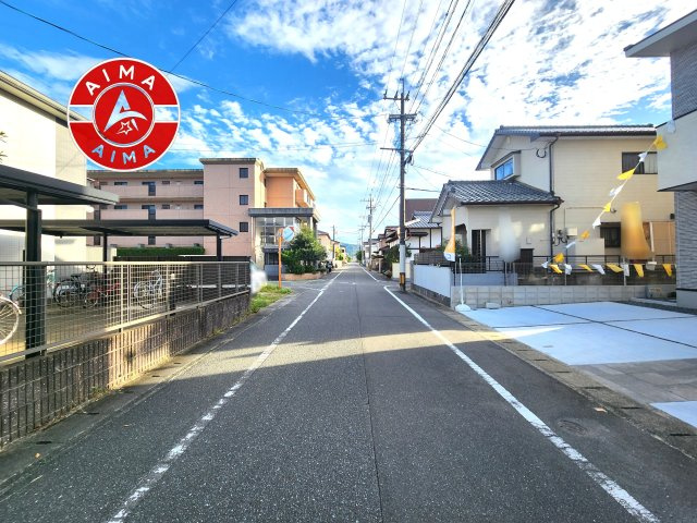 春日市白水ヶ丘5丁目第1-1棟（1号棟）の外観|前面道路含む現地の写真です。