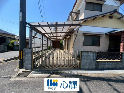 【駐車場】 | 宇部市厚南中央1丁目 中古住宅／6DK・2階建 | 駐車スペース：縦列2台可能