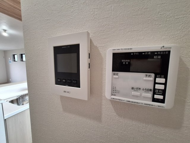 【その他】 | 和光市南1丁目　新築分譲住宅　全2棟（成増店） | モニター付インターホンでお子様のお留守番時でも安心。
キッチンそばにも浴室用リモコン設置☆
