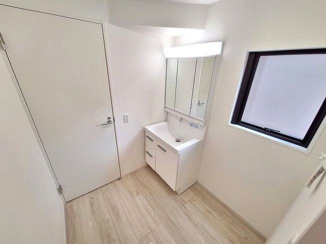 【独立洗面台】 | 和光市南1丁目　新築分譲住宅　全2棟（成増店） | 朝の身支度がスムーズに。合わせ鏡ができる三面鏡＆たっぷり収納の三面鏡付洗面化粧台。
