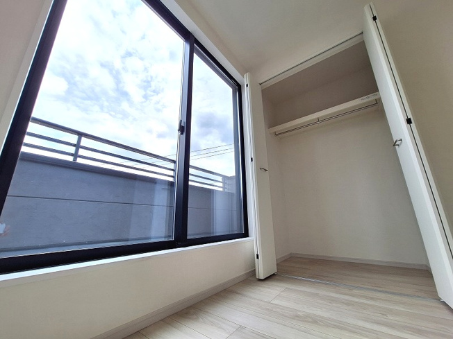 【収納】 | 和光市南1丁目　新築分譲住宅　全2棟（成増店） | 3階5帖の洋室内収納にはハンガーパイプ付枕棚を採用。
