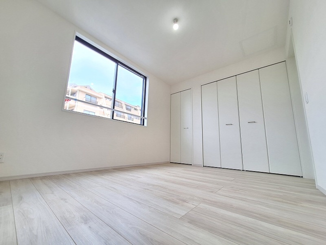 【洋室】 | 和光市南1丁目　新築分譲住宅　全2棟（成増店） | 3階6帖の主寝室。2ヶ所の収納を採用。