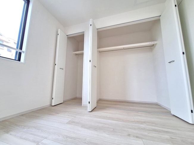 【収納】 | 和光市南1丁目　新築分譲住宅　全2棟（成増店） | 3階6帖の洋室内収納。ハンガーパイプ付枕棚を採用。