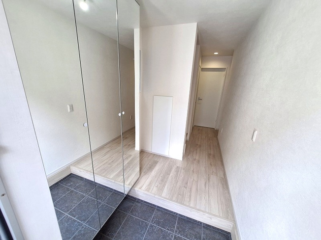 【玄関】 | 和光市南1丁目　新築分譲住宅　全2棟（成増店） | お出かけ前の身だしなみチェックに便利な鏡面トール型シューズボックス