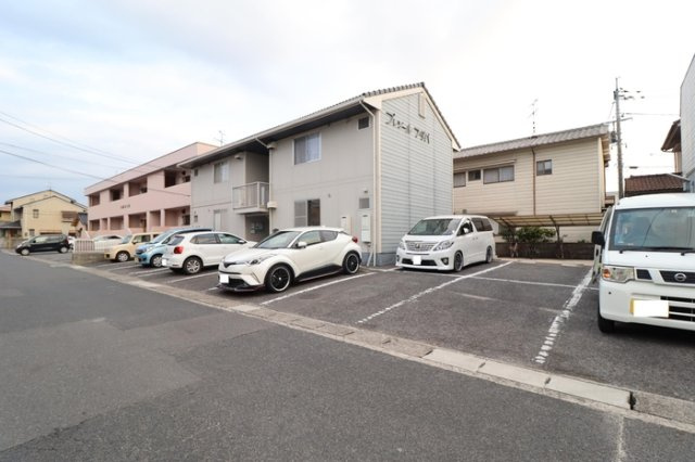 プレジールフダバの駐車場