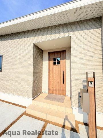 LB円座駅南モデルハウスの玄関|明るい玄関です