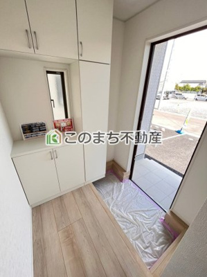 【玄関】 | CRADLE GARDEN栃木市箱森町　第6　1号棟　 | 同社施工物件写真。※建具やフローリング、その他仕様が異なる場合がございます。