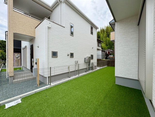 「フリースペース完備」南国市緑ヶ丘2期2号棟　新築一戸建ての庭|お手入れの手間が省ける人工芝のお庭。休日はお子様やペットと一緒に思い切り遊べるプライベート空間です。