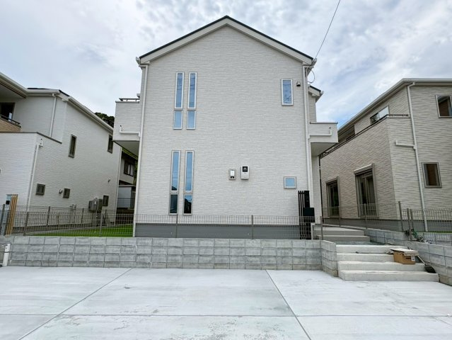 「フリースペース完備」南国市緑ヶ丘2期2号棟　新築一戸建ての外観|耐震性にも優れた、長く安心して暮らせる住まい。カースペースもゆとりがあり、駐車もスムーズに行えます。