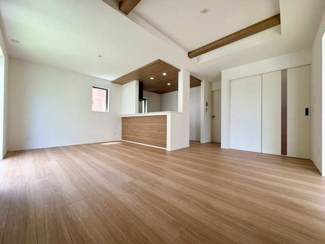 「フリースペース完備」南国市緑ヶ丘2期2号棟　新築一戸建ての居間・リビング|木目調の天井がアクセントになったお洒落なリビング。ご家族が自然と集まる、温かなゆとりの空間です。