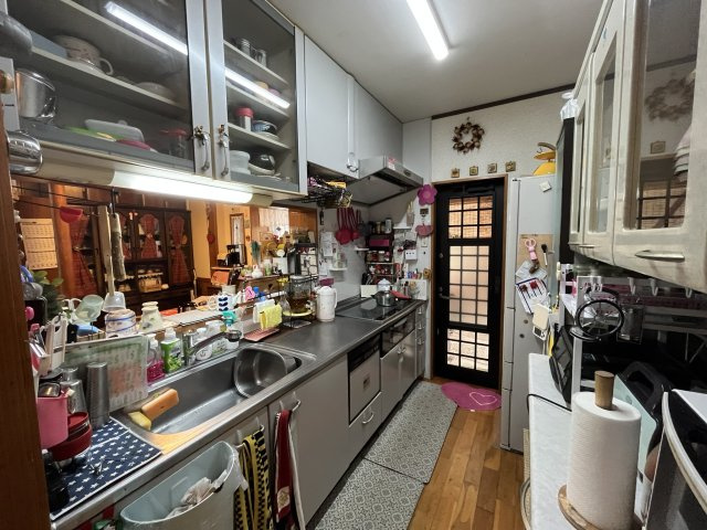 山あいの串間市大平　敷地面積300坪以上　建物が2棟ある物件ですのキッチン|キッチンはIHクッキングヒーターを使っています